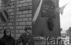 1984, Pleszew, Polska.
Uroczystość z okazji 39. rocznicy wkroczenia Armii Czerwonej do miasta. Tablica pamiątkowa na ścianie kamienicy mieszczącej się na rogu ulic Kaliskiej i Krzyżowej.
Fot. Romuald Broniarek, zbiory Ośrodka KARTA