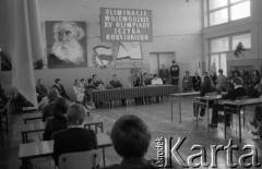 1984, Łowicz, Polska.
Eliminacje Wojewódzkie XV Olimpiady Języka Rosyjskiego odbywające się w Liceum Ogólnokształcącym im. Józefa Chełmońskiego.
Fot. Romuald Broniarek, zbiory Ośrodka KARTA