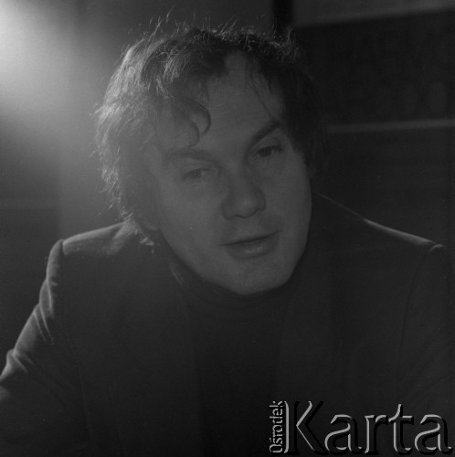 1984, Warszawa, Polska.
Kazimierz Kord - dyrygent, dyrektor i kierownik artystyczny Filharmonii Narodowej.
Fot. Romuald Broniarek, zbiory Ośrodka KARTA