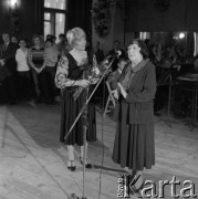 1984, Warszawa, Polska.
Mira Zimińska-Sygietyńska (przy mikrofonie) - współzałożycielka i dyrektorka Państwowego Zespołu Ludowego Pieśni i Tańca „Mazowsze” im. Tadeusza Sygietyńskiego oraz aktorka Alina Janowska.
Fot. Romuald Broniarek, zbiory Ośrodka KARTA