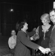 1984, Warszawa, Polska.
Mira Zimińska-Sygietyńska (z lewej) - współzałożycielka i dyrektorka Państwowego Zespołu Ludowego Pieśni i Tańca „Mazowsze” im. Tadeusza Sygietyńskiego oraz aktorka Alina Janowska.
Fot. Romuald Broniarek, zbiory Ośrodka KARTA