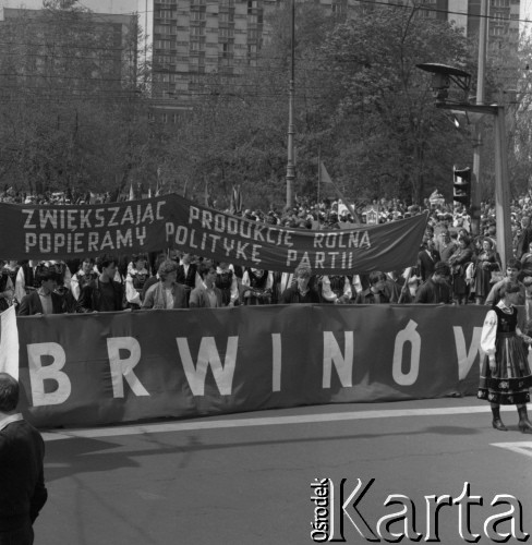 1984, Warszawa, Polska.
Pochód pierwszomajowy na skrzyżowaniu ulic Marszałkowskiej i Świętokrzyskiej. Transparent: 