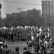 1984, Warszawa, Polska.
Pochód pierwszomajowy na skrzyżowaniu ulic Marszałkowskiej i Świętokrzyskiej.
Fot. Romuald Broniarek, zbiory Ośrodka KARTA