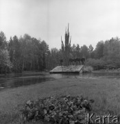 1984, Porytowe Wzgórze, Polska.
Pomnik ku czci partyzantów walczących w bitwie na Porytowym Wzgórzu.
Fot. Romuald Broniarek, zbiory Ośrodka KARTA