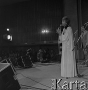 1984, Warszawa, Polska.
Edyta Piecha - piosenkarka radziecka polskiego pochodzenia.
Fot. Romuald Broniarek, zbiory Ośrodka KARTA