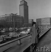 1984, Warszawa, Polska.
Edyta Piecha - piosenkarka radziecka polskiego pochodzenia - na placu Powstańców Warszawy. W tle Hotel Warszawa.
Fot. Romuald Broniarek, zbiory Ośrodka KARTA