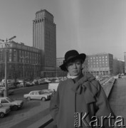 1984, Warszawa, Polska.
Edyta Piecha - piosenkarka radziecka polskiego pochodzenia - na placu Powstańców Warszawy. W tle Hotel Warszawa.
Fot. Romuald Broniarek, zbiory Ośrodka KARTA