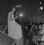1984, Warszawa, Polska.
Edyta Piecha - piosenkarka radziecka polskiego pochodzenia.
Fot. Romuald Broniarek, zbiory Ośrodka KARTA