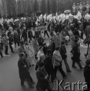 1.05.1985, Warszawa, Polska.
Pochód pierwszomajowy na placu Zwycięstwa. W tle Grób Nieznanego Żołnierza.
Fot. Romuald Broniarek, zbiory Ośrodka KARTA