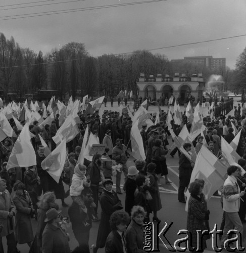 1.05.1985, Warszawa, Polska.
Pochód pierwszomajowy na placu Zwycięstwa. W tle Grób Nieznanego Żołnierza.
Fot. Romuald Broniarek, zbiory Ośrodka KARTA