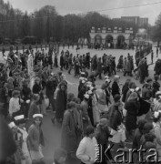 1.05.1985, Warszawa, Polska.
Pochód pierwszomajowy na placu Zwycięstwa. W tle Grób Nieznanego Żołnierza.
Fot. Romuald Broniarek, zbiory Ośrodka KARTA