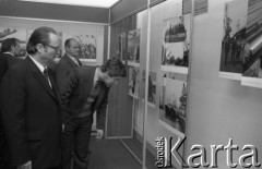 1985, Warszawa, Polska.
Dni Filmu Radzieckiego. Alaksandr Aksionau - ambasador ZSRR w Polsce (z lewej).
Fot. Romuald Broniarek, zbiory Ośrodka KARTA