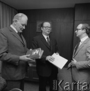 1985, Warszawa, Polska.
Pożegnanie ambasadora ZSRR w Polsce Alaksandra Aksionau (w środku).
Fot. Romuald Broniarek, zbiory Ośrodka KARTA