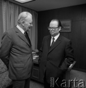 1985, Warszawa, Polska.
Pożegnanie ambasadora ZSRR w Polsce Alaksandra Aksionau (z prawej).
Fot. Romuald Broniarek, zbiory Ośrodka KARTA