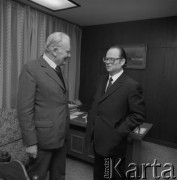 1985, Warszawa, Polska.
Pożegnanie ambasadora ZSRR w Polsce Alaksandra Aksionau (z prawej).
Fot. Romuald Broniarek, zbiory Ośrodka KARTA