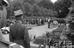 1986, Warszawa, Polska.
Pogrzeb pisarza Jerzego Putramenta na Cmentarzu Wojskowym na Powązkach.
Fot. Romuald Broniarek, zbiory Ośrodka KARTA