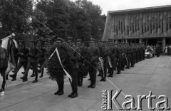 1986, Warszawa, Polska.
Pogrzeb pisarza Jerzego Putramenta na Cmentarzu Wojskowym na Powązkach.
Fot. Romuald Broniarek, zbiory Ośrodka KARTA