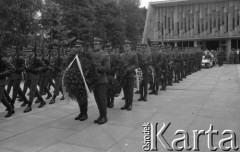 1986, Warszawa, Polska.
Pogrzeb pisarza Jerzego Putramenta na Cmentarzu Wojskowym na Powązkach.
Fot. Romuald Broniarek, zbiory Ośrodka KARTA