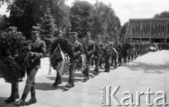 1986, Warszawa, Polska.
Pogrzeb pisarza Jerzego Putramenta na Cmentarzu Wojskowym na Powązkach.
Fot. Romuald Broniarek, zbiory Ośrodka KARTA