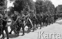 1986, Warszawa, Polska.
Pogrzeb pisarza Jerzego Putramenta na Cmentarzu Wojskowym na Powązkach.
Fot. Romuald Broniarek, zbiory Ośrodka KARTA