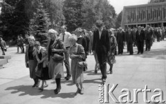 1986, Warszawa, Polska.
Pogrzeb pisarza Jerzego Putramenta na Cmentarzu Wojskowym na Powązkach.
Fot. Romuald Broniarek, zbiory Ośrodka KARTA