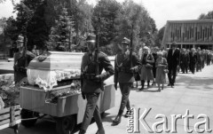 1986, Warszawa, Polska.
Pogrzeb pisarza Jerzego Putramenta na Cmentarzu Wojskowym na Powązkach.
Fot. Romuald Broniarek, zbiory Ośrodka KARTA