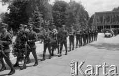 1986, Warszawa, Polska.
Pogrzeb pisarza Jerzego Putramenta na Cmentarzu Wojskowym na Powązkach.
Fot. Romuald Broniarek, zbiory Ośrodka KARTA