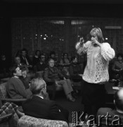 1986, Warszawa, Polska.
Spotkanie z aktorką Ewą Szykulską w Domu Przyjaźni Towarzystwa Przyjaźni Polsko-Radzieckiej przy ulicy Marszałkowskiej 115.
Fot. Romuald Broniarek, zbiory Ośrodka