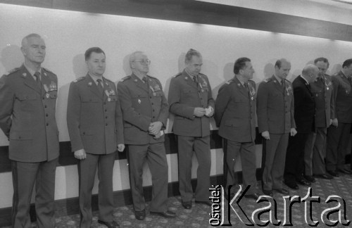 1987, Warszawa, Polska.
Odznaczenia Towarzystwa Przyjaźni Polsko-Radzieckiej dla generałów Wojska Polskiego.
Fot. Romuald Broniarek, zbiory Ośrodka KARTA