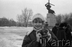1987, Warszawa, Polska.
Radzieccy turyści na placu Teatralnym. W tle Pomnik Bohaterów Warszawy.
Fot. Romuald Broniarek, zbiory Ośrodka KARTA