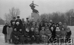 1987, Warszawa, Polska.
Radzieccy turyści na placu Teatralnym. W tle Pomnik Bohaterów Warszawy.
Fot. Romuald Broniarek, zbiory Ośrodka KARTA