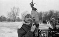 1987, Warszawa, Polska.
Radzieccy turyści na placu Teatralnym. W tle Pomnik Bohaterów Warszawy.
Fot. Romuald Broniarek, zbiory Ośrodka KARTA