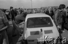1987, Warszawa, Polska.
Giełda samochodowa na Bemowie.
Fot. Romuald Broniarek, zbiory Ośrodka KARTA