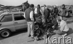 1987, Warszawa, Polska.
Giełda samochodowa na Bemowie.
Fot. Romuald Broniarek, zbiory Ośrodka KARTA