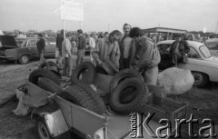 1987, Warszawa, Polska.
Giełda samochodowa na Bemowie.
Fot. Romuald Broniarek, zbiory Ośrodka KARTA