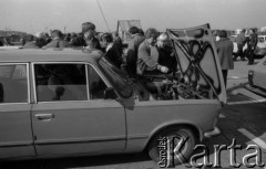 1987, Warszawa, Polska.
Giełda samochodowa na Bemowie.
Fot. Romuald Broniarek, zbiory Ośrodka KARTA