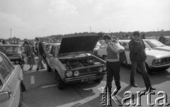 1987, Warszawa, Polska.
Giełda samochodowa na Bemowie.
Fot. Romuald Broniarek, zbiory Ośrodka KARTA
