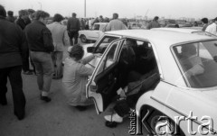 1987, Warszawa, Polska.
Giełda samochodowa na Bemowie.
Fot. Romuald Broniarek, zbiory Ośrodka KARTA