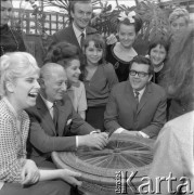 Czerwiec 1965, Zielona Góra, Polska.
Eliminacje do I Festiwalu Piosenki Radzieckiej. Przewodniczący jury - Władysław Szpilman (2. z lewej) w otoczeniu uczestników przesłuchań, obok (w okularach) kompozytor radziecki Andriej Pietrow.
Fot. Romuald Broniarek, zbiory Ośrodka KARTA.