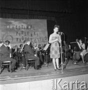 Czerwiec 1965, Zielona Góra, Polska.
I Festiwal Piosenki Radzieckiej, występ laureatki IV nagrody - Danuty Franiszyn.
Fot. Romuald Broniarek, zbiory Ośrodka KARTA.