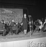 Czerwiec 1965, Zielona Góra, Polska.
I Festiwal Piosenki Radzieckiej, występ jednej z uczestniczek.
Fot. Romuald Broniarek, zbiory Ośrodka KARTA.