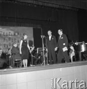 Czerwiec 1965, Zielona Góra, Polska.
Festiwal Piosenki Radzieckiej, dyrygent Stefan Rachoń (2. z prawej) z jedną z uczestniczek festiwalu.
Fot. Romuald Broniarek, zbiory Ośrodka KARTA.