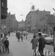 Czerwiec 1965, Zielona Góra, Polska.
Przechodnie i pojazdy na ulicy. Zdjęcie zrobione w czasie eliminacji do I Festiwalu Piosenki Radzieckiej.
Fot. Romuald Broniarek, zbiory Ośrodka KARTA.
