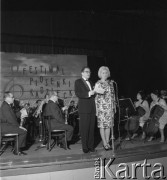 1965, Zielona Góra, Polska.
Konferansjerzy prowadzący koncerty IV Festiwalu Piosenki Radzieckiej - Irena Falska i Bogdan Zalewski.
Fot. Romuald Broniarek, zbiory Ośrodka KARTA.
