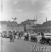 Kwiecień 1968, Inowrocław, Polska.
Przechodnie i pojazdy na rynku. Fotografia wykonana w czasie eliminacji do IV Festiwalu Piosenki Radzieckiej.
Fot. Romuald Broniarek, zbiory Ośrodka KARTA.
