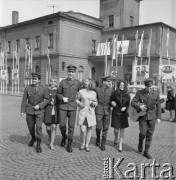 Kwiecień 1968, Inowrocław, Polska.
Uczestniczki eliminacji do IV Festiwalu Piosenki Radzieckiej w towarzystwie żołnierzy. W tle budynek Teatru Miejskiego i Muzeum im. Jana Kasprowicza.
Fot. Romuald Broniarek, zbiory Ośrodka KARTA.