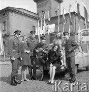 Kwiecień 1968, Inowrocław, Polska.
Uczestniczki eliminacji do IV Festiwalu Piosenki Radzieckiej w towarzystwie żołnierzy. W tle budynek Teatru Miejskiego i Muzeum im. Jana Kasprowicza.
Fot. Romuald Broniarek, zbiory Ośrodka KARTA.