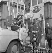 Kwiecień 1968, Inowrocław, Polska.
Uczestniczki eliminacji do IV Festiwalu Piosenki Radzieckiej  przy samochodzie Wołga. W tle budynek Teatru Miejskiego i Muzeum im. Jana Kasprowicza.
Fot. Romuald Broniarek, zbiory Ośrodka KARTA.