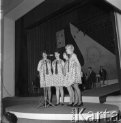 Kwiecień 1968, Inowrocław, Polska.
Żeński zespół wokalny na scenie w czasie eliminacji do IV Festiwalu Piosenki Radzieckiej.
Fot. Romuald Broniarek, zbiory Ośrodka KARTA.
