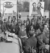 Kwiecień 1968, Inowrocław, Polska.
Nagrywanie wywiadu z jedną z uczestniczek eliminacji do IV Festiwalu Piosenki Radzieckiej. Widoczne transparenty festiwalowe.
Fot. Romuald Broniarek, zbiory Ośrodka KARTA.
